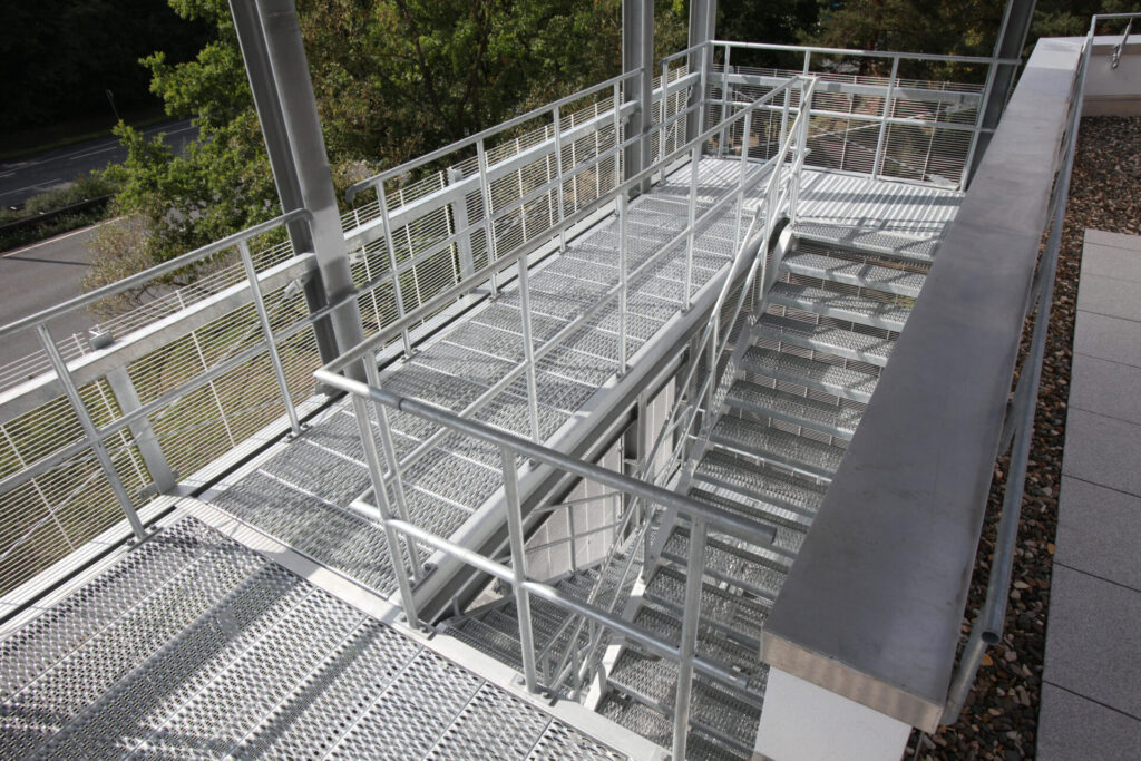 Treppenturm mit Blechprofilrosten aus dem Typ BZ. Verzinkte Oberfläche von Geländer, Plattform und Treppenstufen.