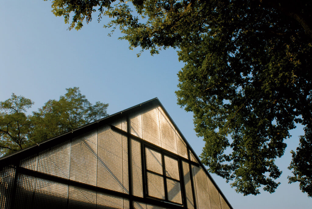 Spitzdach aus Gitterrosten, die in der Sonne funkeln.