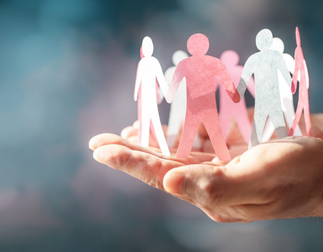 Papieren ketting vrienden, teamwerk, diversiteit, familie of zakelijke gemeenschap, hand vasthouden en beschermen